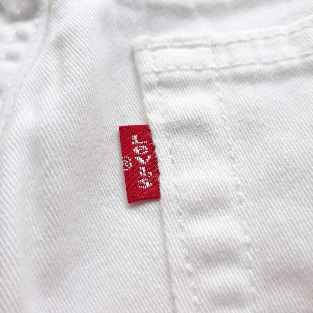 White Levi's Stretchy Shorts Size 8 - Picture 6 of 11